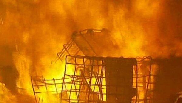 Огненная стена выросла после взрыва на заводе нефтепродуктов в Мельбурне