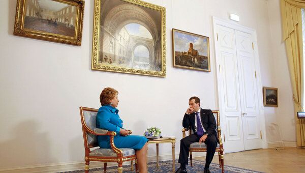 Президент РФ Д.Медведев и губернатор Санкт-Петербурга В.Матвиенко. Архив