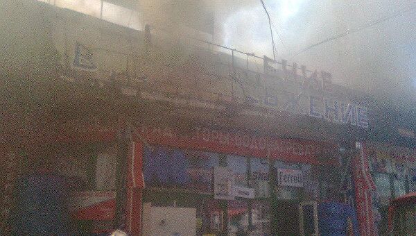 Пожар на крыше металлического ангара в подмосковной Балашихе