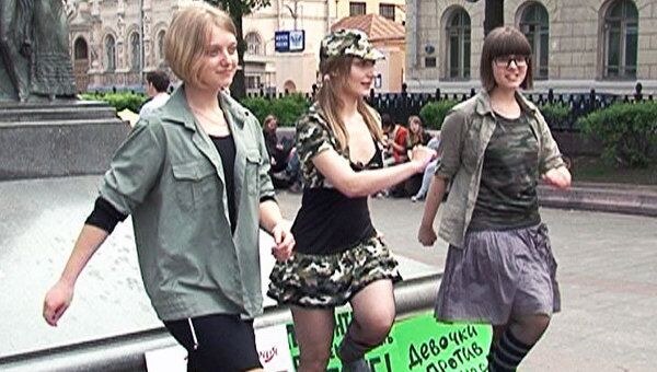 Студентки в камуфляжных мини-юбках выступили против призывной армии