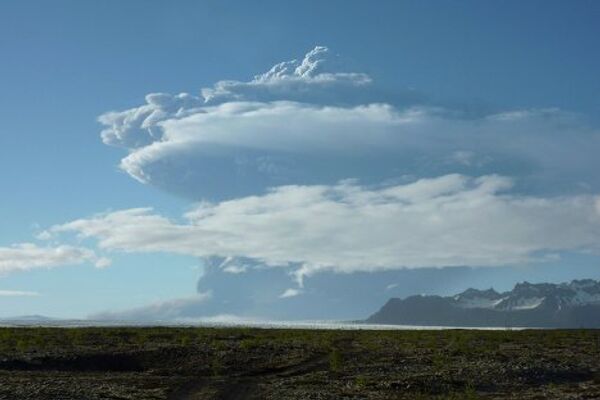 Дым от вулкана Гримсвотн в Исландии