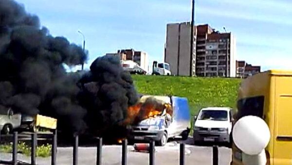 Пожар на автостоянке в Петербурге охватил несколько автомобилей 