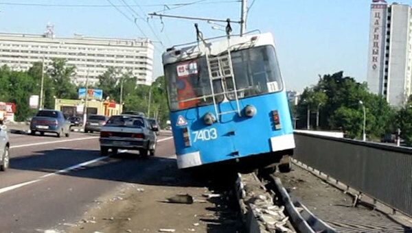 Троллейбус повис на отбойнике моста на Липецкой улице 