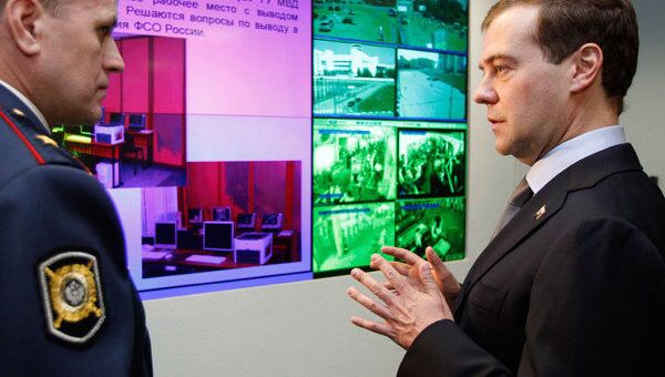 Медведев проверил работу службы 02 в Москве и заглянул в КПЗ