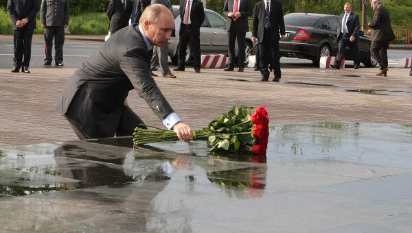 Премьер-министр РФ Владимир Путин возложил цветы к памятнику псковским десантникам