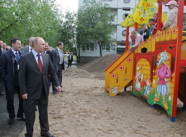 Премьер-министр РФ Владимир Путин осмотрел придомовые территории в Пскове