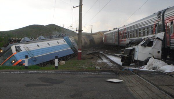 В Оренбургской области на железнодорожном переезде столкнулись грузовик, пассажирский и грузовой поезда