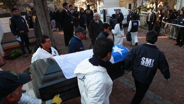 Эксгумация останков бывшего президента Чили Сальвадора Альенде в Сантьяго