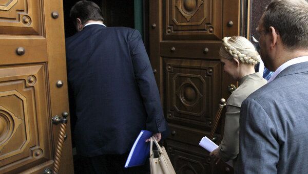 Юлия Тимошенко у здания Генеральной прокуратуры Украины. Архив