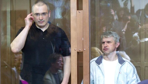 Экс-глава ЮКОСа Михаил Ходорковский и бывший руководитель МФО Менатеп Платон Лебедев (слева направо). Архивное фото