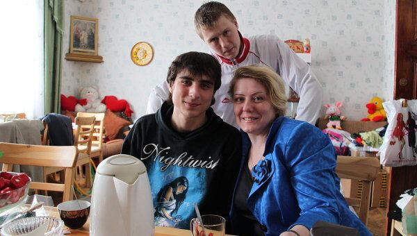 Директор Покровского детского дома, Светлана Рогова с воспитанниками