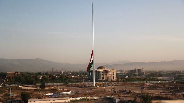 Государственный флаг Таджикистана был во вторник поднят на самом высоком в мире флагштоке, 165-метровая мачта с флагом страны установлена на территории  Дворца нации – резиденции президента Эмомали Рахмона