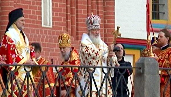Патриарх возглавил крестный ход в день памяти святых Кирилла и Мефодия   