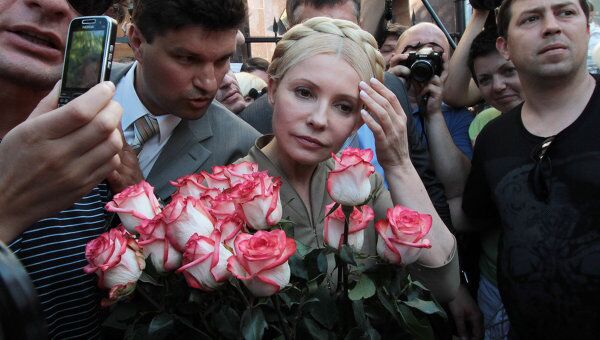Юлия Тимошенко выходит из здания Главного следственного управления Генпрокуратуры 24 мая. Архив
