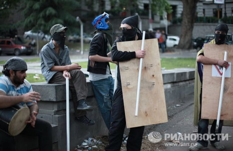 Акция оппозиционного объединения Народное собрание проходит у здания Общественного телевидения Грузии