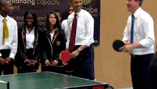 Обама и Кэмерон сыграли в настольный теннис с подростками