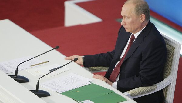 Премьер-министр РФ Владимир Путин проводит видеоконференцию в Москве
