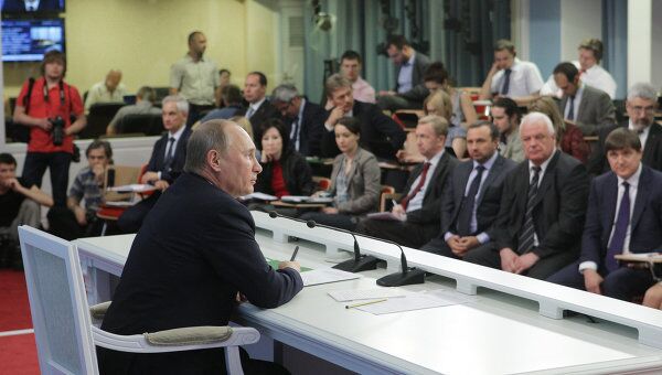 Премьер-министр РФ Владимир Путин проводит видеоконференцию в Москве