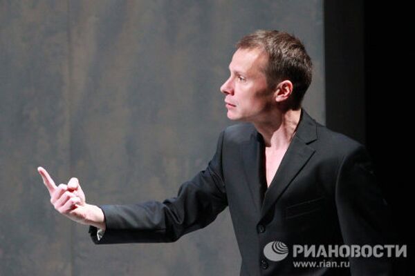 Андрей Кузичев в роли Алиэля, духа воздуха, в сцене их спектакля Буря