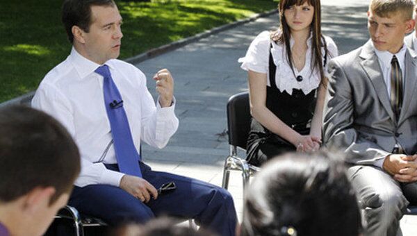 Медведев ответил на недетские вопросы выпускников-сирот