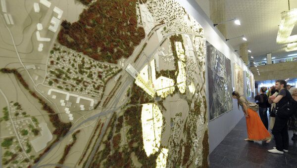 Посетители осматривают стенд Сколково, представленный на международной выставке АРХ-Москва