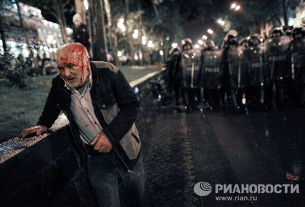 Участник акции протеста грузинской оппозиции во время беспорядков на проспекте Руставели в Тбилиси