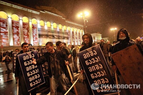 Участники акции протеста грузинской оппозиции во время беспорядков на проспекте Руставели в Тбилиси