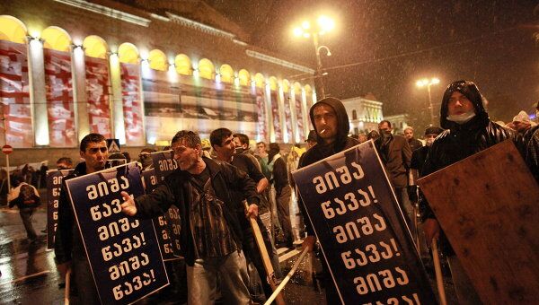 Участники акции протеста грузинской оппозиции во время беспорядков на проспекте Руставели в Тбилиси.