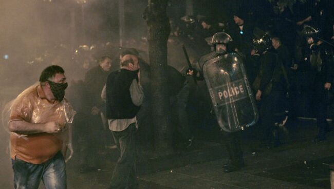 Разгон митинга оппозиции на проспекте Руставели в Тбилиси