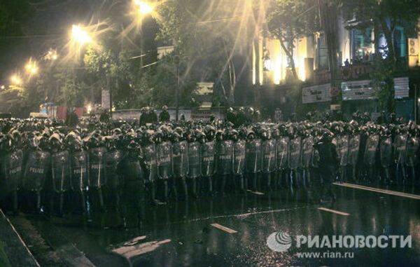 Грузинский спецназ рагоняет оппозиционный митинг на проспекте Руставели в Тбилиси