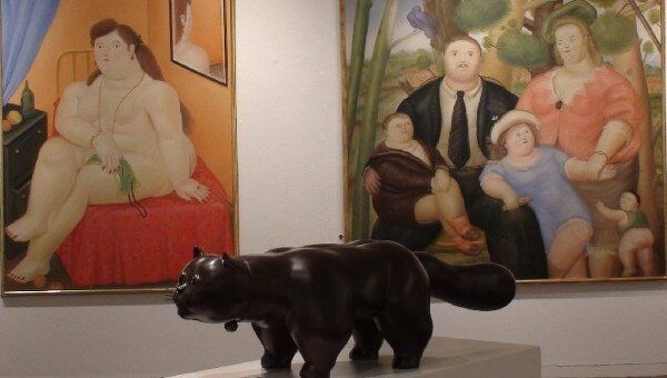 Фернандо Ботеро. Скульптура Кот, на заднем плане Обнаженная (слева) и Семья. 