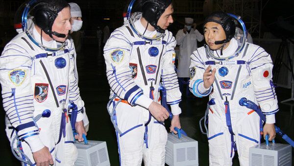 Члены основного экипажа МКС-28/29 Майкл Фоссум (США), Сергей Волков (Россия) и Сатоси Фурукава (Япония) (слева направо)