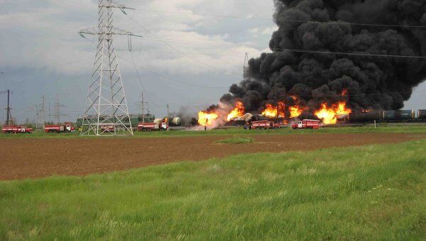 Пожар на месте столкновения грузовика и поезда в Волгоградской области