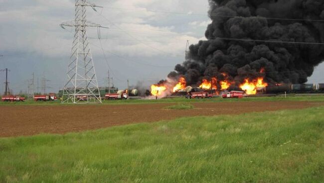 Пожар на месте столкновения грузовика и поезда в Волгоградской области