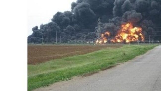 Пожар на месте столкновения грузовика и поезда в Волгоградской области