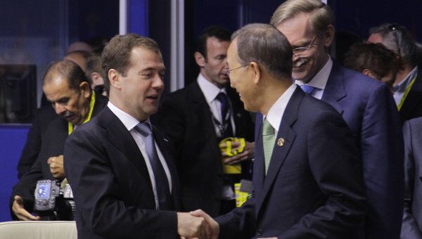 Президент РФ Дмитрий Медведев (слева) и премьер-министр Японии Наото Кан в Довиле