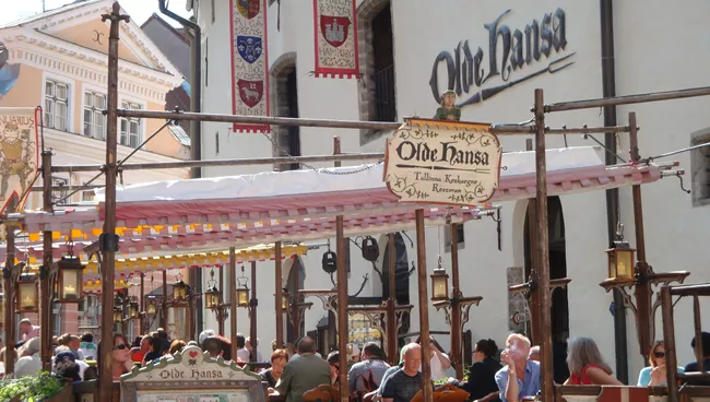 Таллин. Olde Hansa – популярный туристический ресторан. Архивное фото