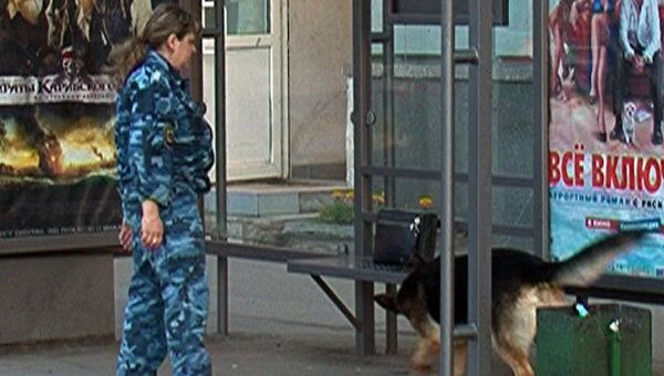 Саперы с собакой проверили подозрительную сумку в центре Москвы