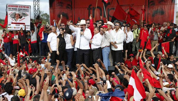 Бывший президент Гондураса Мануэль Селайя, свергнутый в результате государственного переворота в июне 2009 года, вернулся на родину
