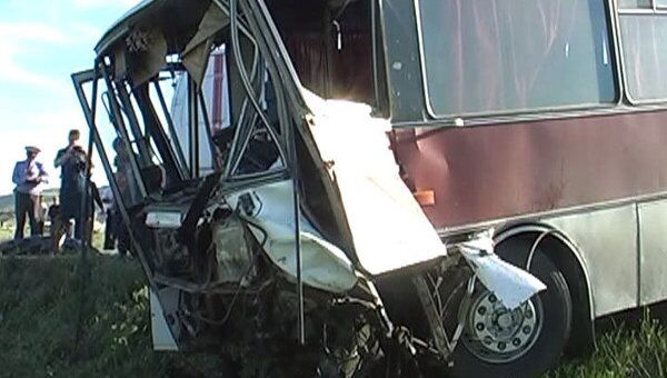 ВАЗ врезался в автобус с пассажирами в Дагестане. Видео с места ЧП