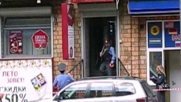 Грабитель взял в заложники продавца ювелирного магазина Изумит 