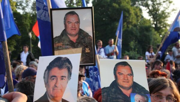 Сербские радикалы начали крупнейший митинг в поддержку Ратко Младича
