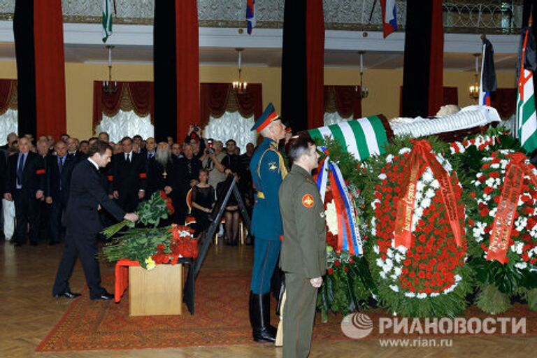 Д. Медведев на панихиде по президенту Абхазии С. Багапшу