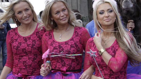 Сотни блондинок в розовых нарядах вышли на улицы Риги