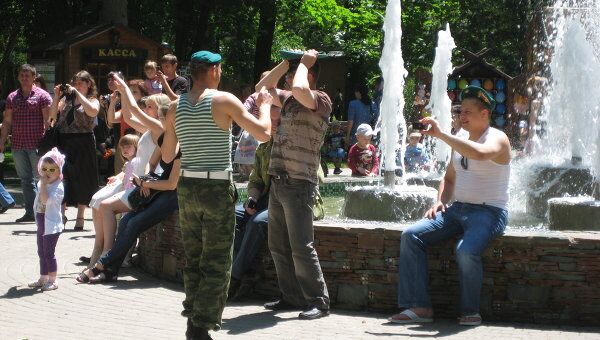 Краснодарские пограничники отметили свой праздник купанием в фонтанах 