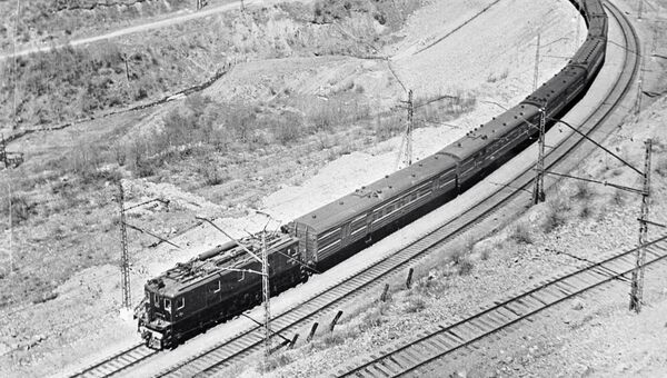 Пассажирский поезд идет по одному из участков Транссибирской магистрали. Архивное фото