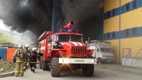 Пожар в крупном мебельном центре Аквилон в Мурманске