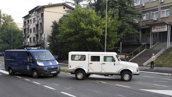 Полицейский конвой с Ратко Младичем возле здания Специального суда в Белграде