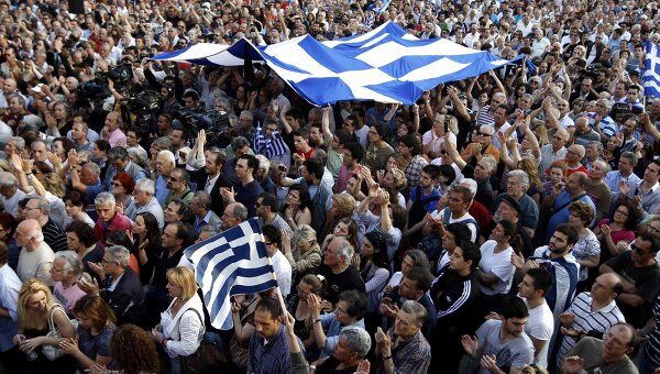 Тысячи демонстрантов блокируют здание греческого парламента, протестуя против экономического курса властей Греции