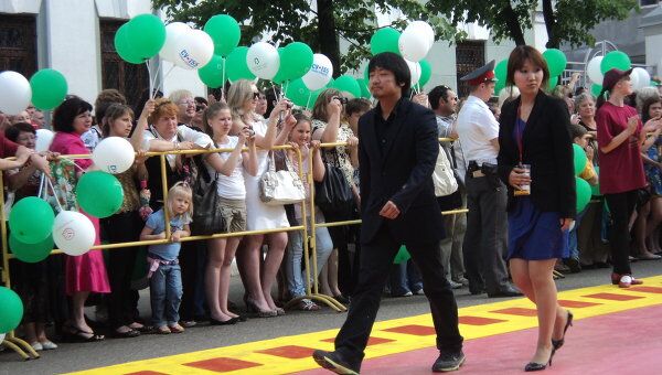 Обладатель Гран-при МКФ Зеркало режиссер из Южной Кореи Пак Чан Бум на красной дорожке перед церемонией открытия фестиваля